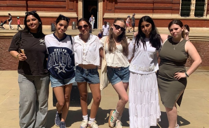 Latest News » Year 10 and Year 12 Students Enjoy Inspiring London Art and Drama Trip
